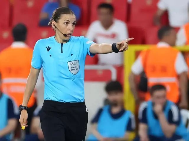 世界杯历史中首位女裁判亮相